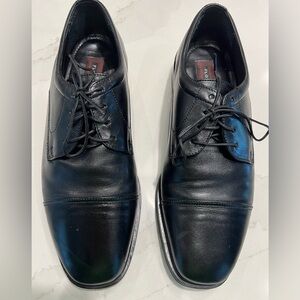 Men's black Florsheim dress shoes. Size US 9 1/2. Very good condition!